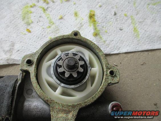 rh-window-motor-new-bushings-installed.jpg LH Window Motor new drive pins installed