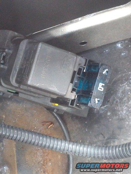 fuse-under-battery-tray-close-up-a.jpg 