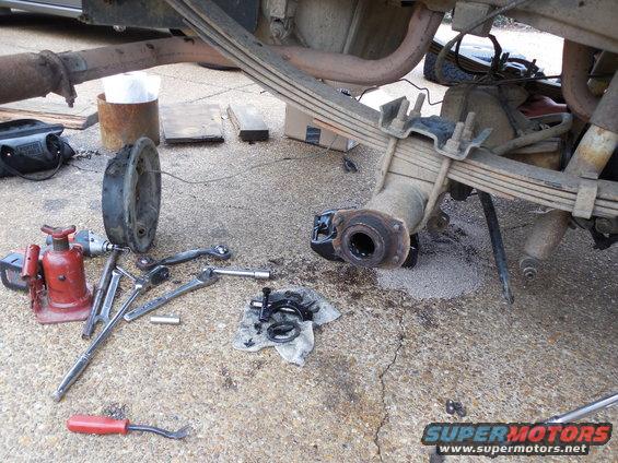 axle04.jpg So ultimately, the axle housing had to come down, but I left the XLT springs on that housing, and installed it with the original U-bolts still tight.