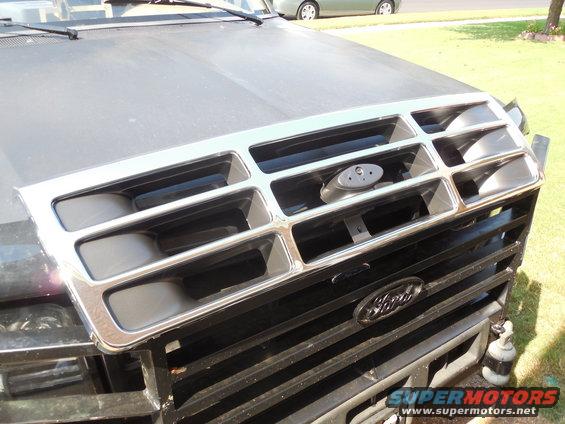 grillechrbk.jpg Aftermarket repro chrome & black grille

F6TZ-8200-AAA Grille argent
F4TZ-8200-A Grille chrome
F4TZ-8200-APTM Grille black
E7TZ-9842528-A Blue Oval