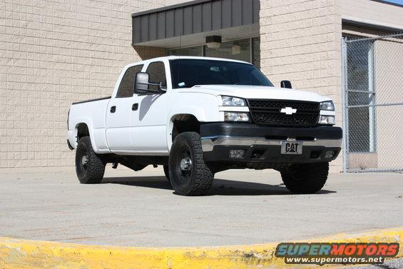 White 2006 Chevrolet Silverado 2500 front grille and headlights