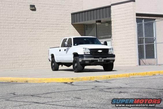 White 2006 Chevrolet Silverado 2500 pickup truck parked in front of a building