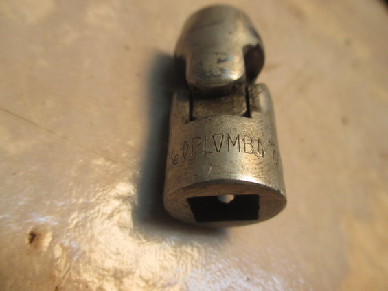 Universal joint socket adapter with text 'PLOMB' and '7'