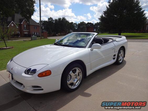 White 1995 Mitsubishi 3000GT convertible parked on a driveway