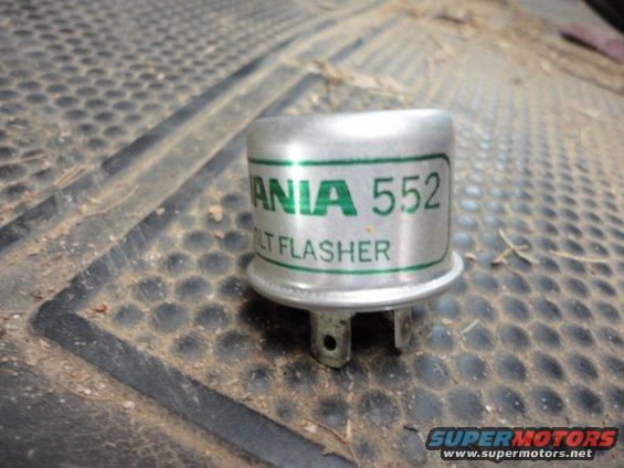 dsc00995-(640x480).jpg Sylvania 552 heavy duty flasher (2-6 lamps)