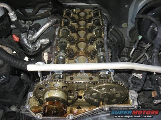 Engine valve train with camshafts and timing chain exposed