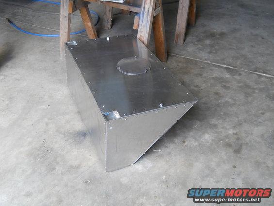 Metal fuel tank with circular cap on top