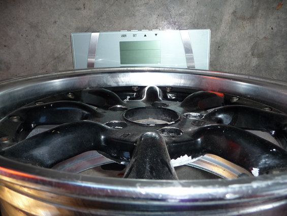 Wheel on a digital scale. Scale shows "USER SET" and some numbers