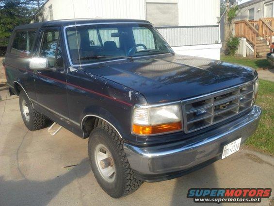 Dark blue 1993 Ford Bronco, 3q-front view, chrome grille, Texas license plate