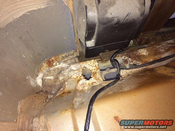 drivers-side--large-hole.jpg 