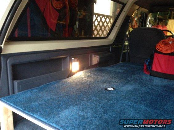 img_0691.jpg OEM incandescent cargo light.