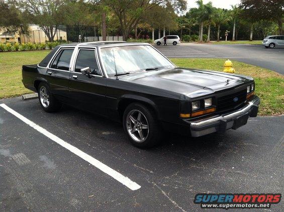 Black 1990 Ford Crown Victoria LTD sedan, 3q-front view