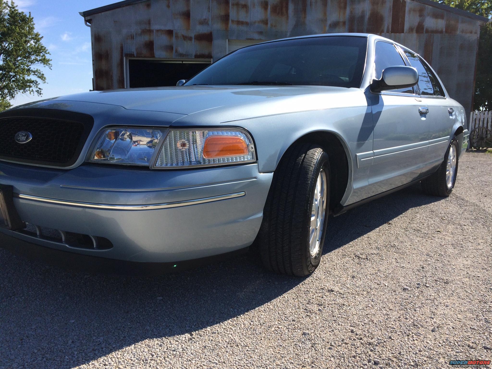 2003 Ford Crown Victoria photo
