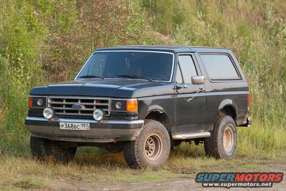 1987 Ford Bronco, 3/4 front view, dark gray. License plate P368BC 197