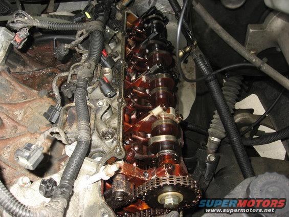 img_0580.jpg The driver side camshaft sprocket appears to be held on with a ordinary hardware store bolt.