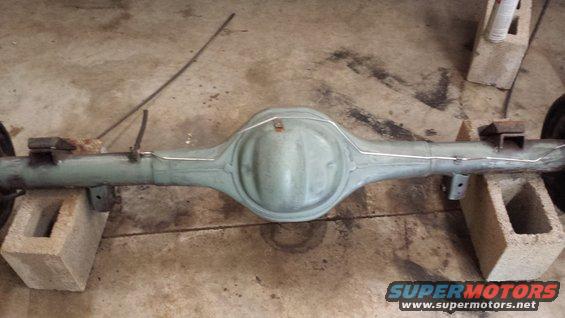 Rear axle assembly with brake lines