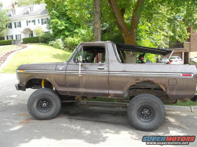 1979 Ford Bronco side view, brown paint, lifted suspension, rust on rear fender