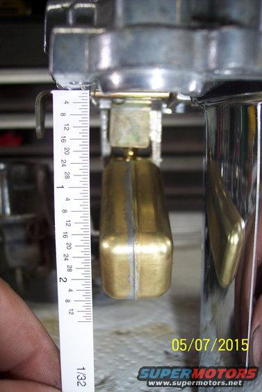 Carburetor float measured with ruler