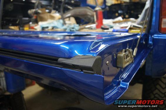 dsc08261.jpg All the seals are reproduction except the corner seals that are NOS that I bought 20 years ago. everything else came from Jeff's bronco graveyard recently and fit perfect.