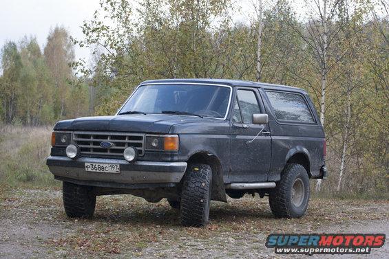 Dark gray 1987 Ford Bronco parked outdoors