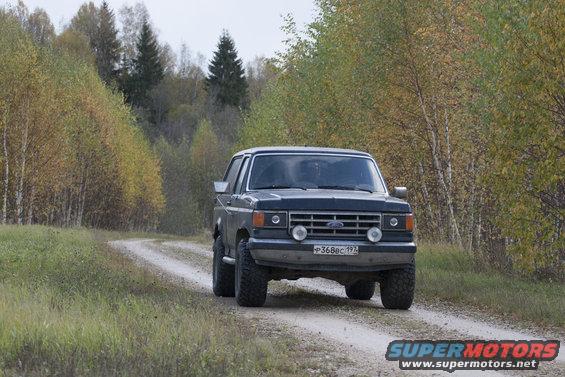 1987 Ford Bronco 3q-front view on dirt road