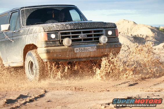 1987 Ford Bronco splashing mud