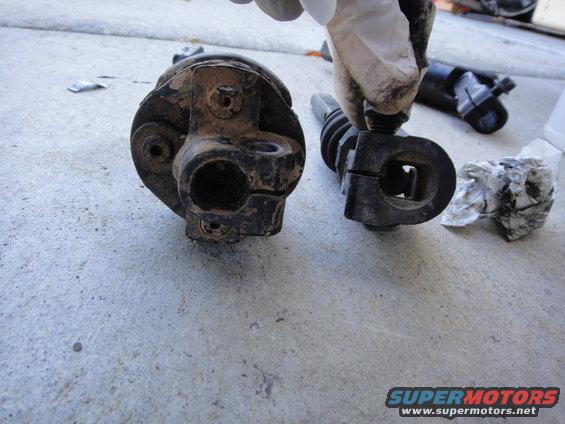 1988 Bronco steering column [left]
1990 Astro Van steering column [right]