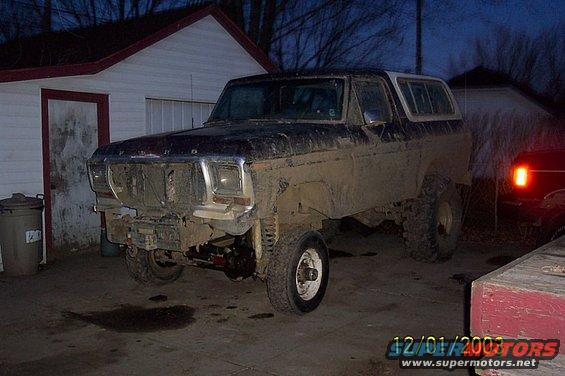 Mud-covered 1978 Ford Bronco, 3q-front view