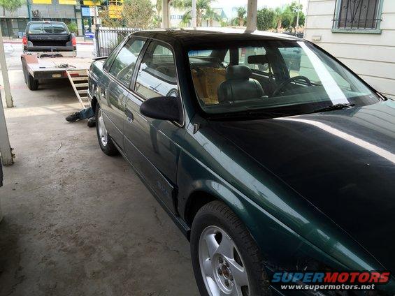 1993 Ford Taurus 3q-front view, dark green