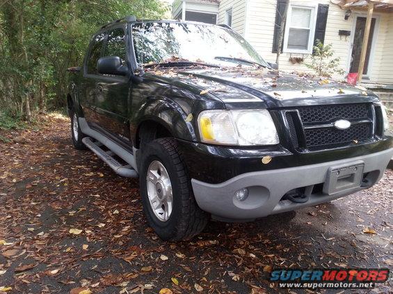 Black 2001 Ford Explorer Sport Trac, 3q front view