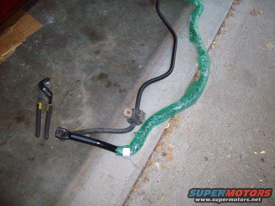 001.jpg Old swaybar off.  Finally, because that sucker was tuff.