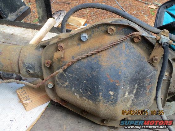 img_0181.jpg attached to the diff cover is the original brake line system. I plan on running a tee either on the housing itself, or on the top bolt to eliminate the stud bolt. 