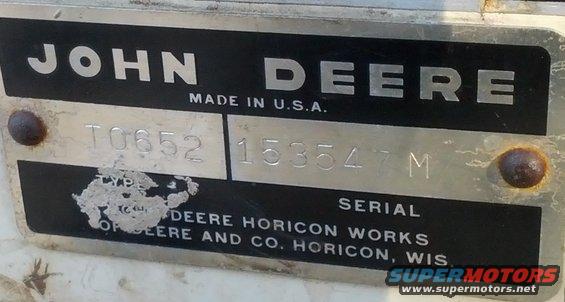 John Deere data plate with serial number 153547M and type number T0652