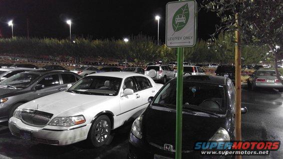 White 2004 Lincoln Town Car front 3/4 view