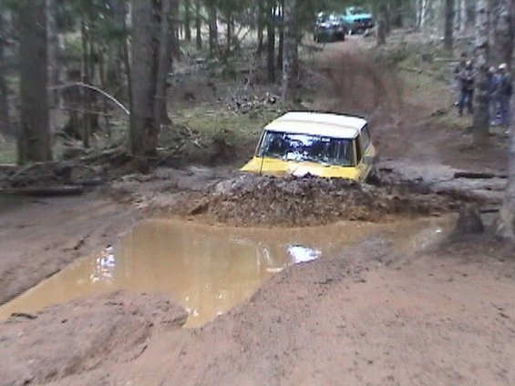 shoot-n-run-tsf--feb-21-2004-080.jpg Steve creates a big wave of water as he powers his 78 through the hole