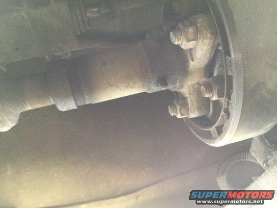 Driveshaft and U-joint assembly with bolts