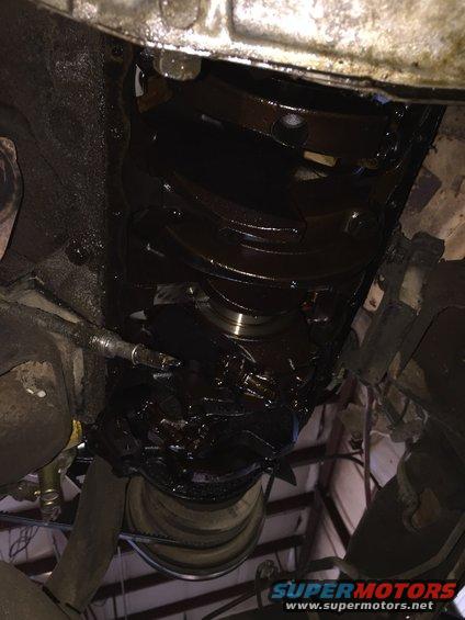 Engine oil pan with heavy oil sludge