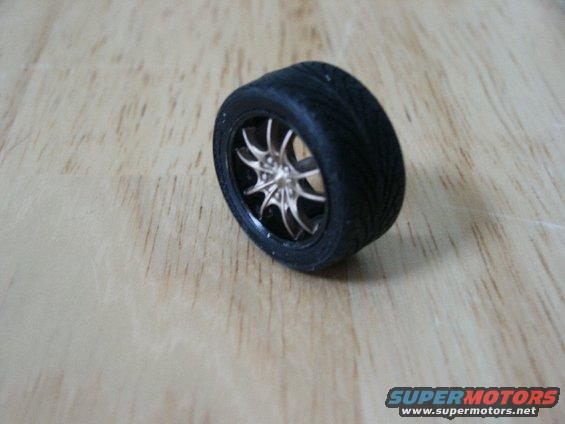 Wheel and tire with multi-spoke rim
