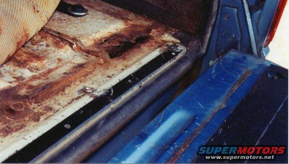 bronco-0032.jpg Then I found this when lifting the rear rug.