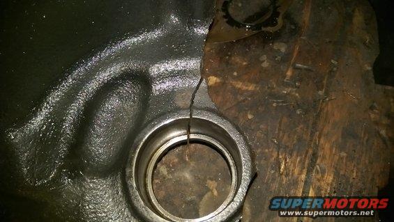 imag0457.jpg Same crack. pinion view