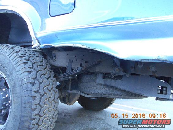 1996 Ford F-250 rear leaf spring suspension and axle assembly