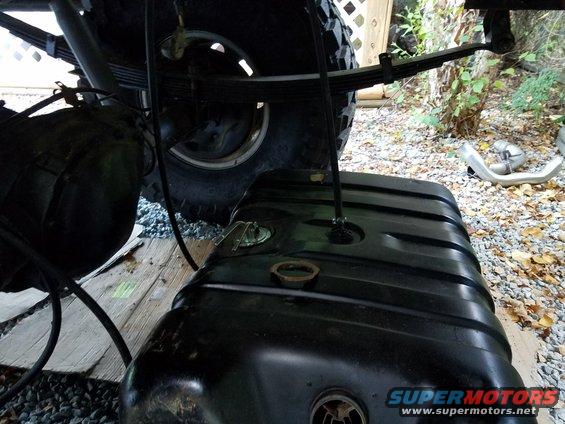 Fuel tank and leaf spring assembly