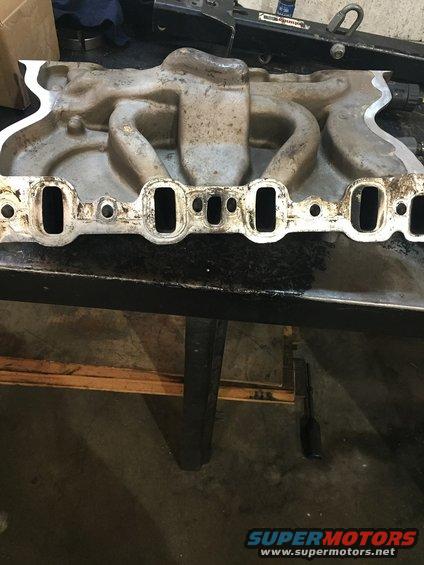 engine intake manifold with eight intake ports