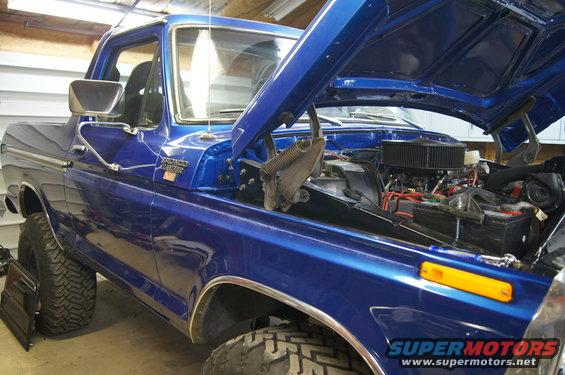 dsc09118.jpg Used a chalk line to get moldings straight. 