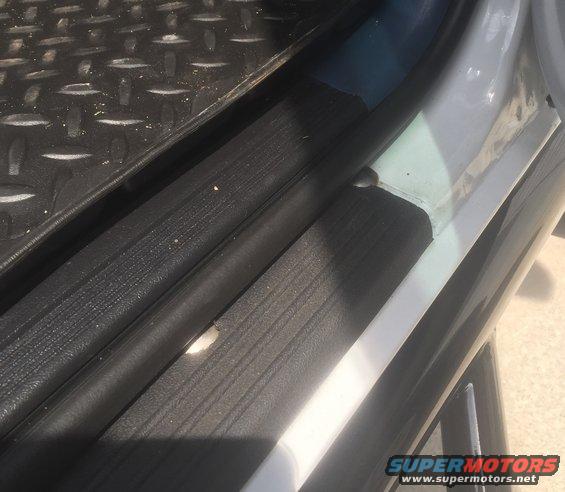 Black diamond plate floor mat and black rubber door sill with white trim. Watermark reads SUPERMOTORS.NET
