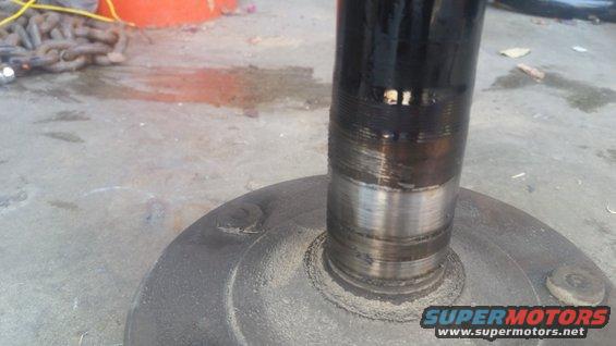 Axle shaft with wear marks and hub assembly