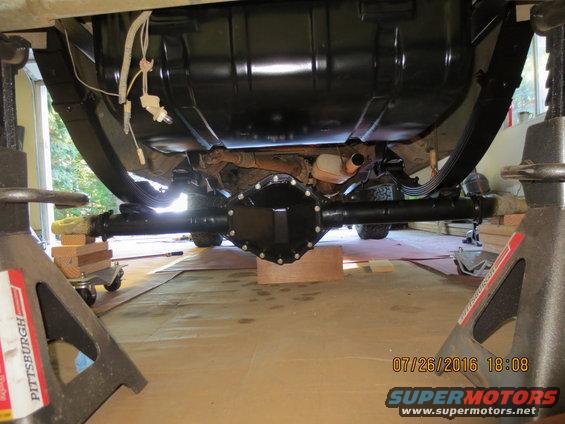 shot from the rear. man is that diff big compared to the 9"