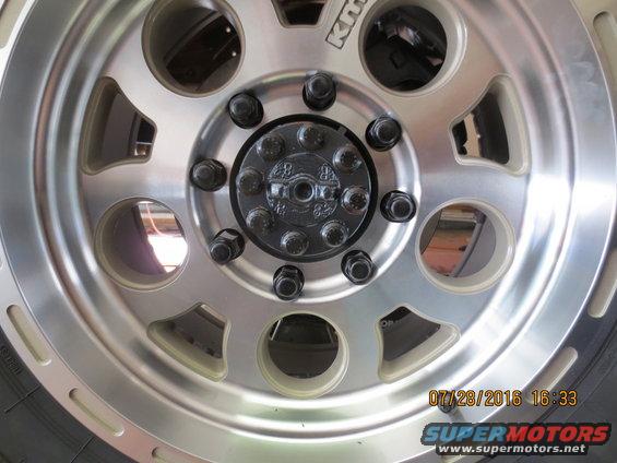 I think black lugs look really good. 