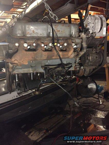 7b1374eb696842cb9fb2662a599e7569.jpg the passenger side of the old engine.  in the background you can see all the oil/antifreeze that spilled out while i was pulling it.  what a mess.