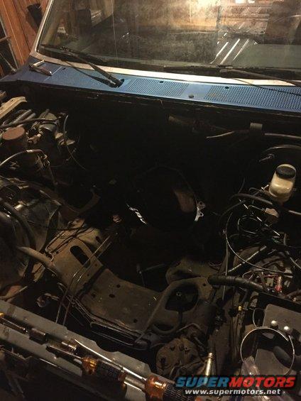 77dd53fa442d42f39f7c2e3e769e840c.jpg here is the empty engine bay.  i plan on cleaning up the cross member and painting it before i put the new engine in.